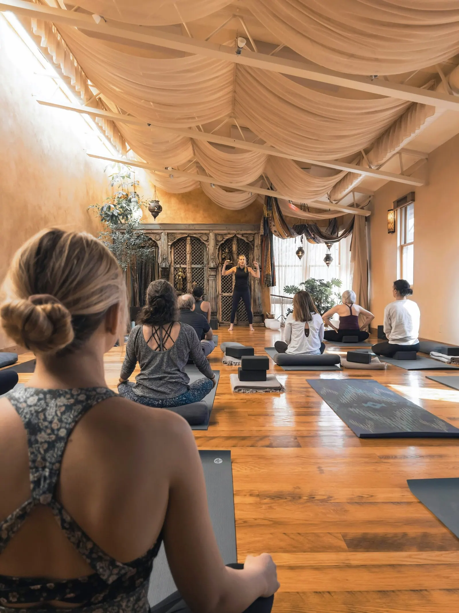 Ruhiger Yoga- und Entspannungsraum mit sitzender Gruppe