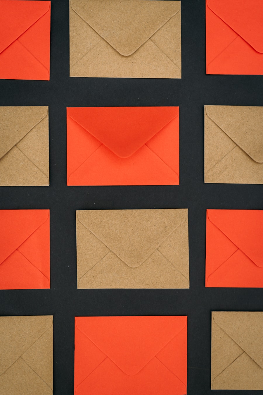 Braunes Papier mit orangefarbenen Quadraten als warmes Schreibmotiv